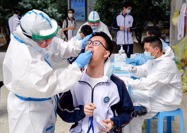 Nhân viên y tế lấy mẫu xét nghiệm SARS-CoV-2 cho học sinh ở Vũ Hán sau khi xuất hiện các ca nhiễm bệnh mới (Ảnh: CNS). Nhân viên y tế lấy mẫu xét nghiệm SARS-CoV-2 cho học sinh ở Vũ Hán sau khi xuất hiện các ca nhiễm bệnh mới (Ảnh: CNS).