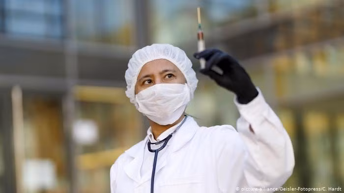 Nhiều nhóm nghiên cứu vaccine đã bước vào giai đoạn thử nghiệm lâm sàng (Ảnh: Deutsche Welle). Nhiều nhóm nghiên cứu vaccine đã bước vào giai đoạn thử nghiệm lâm sàng (Ảnh: Deutsche Welle).