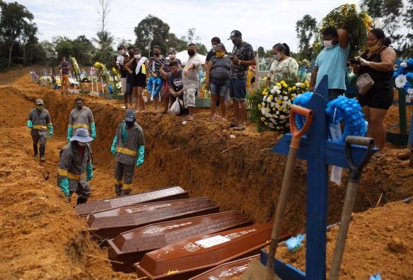 Do người bị chết vì bệnh nhiều, các nghĩa trang đã phải mai táng trong các huyệt mộ tập thể (Ảnh: Sohu). Do người bị chết vì bệnh nhiều, các nghĩa trang đã phải mai táng trong các huyệt mộ tập thể (Ảnh: Sohu).
