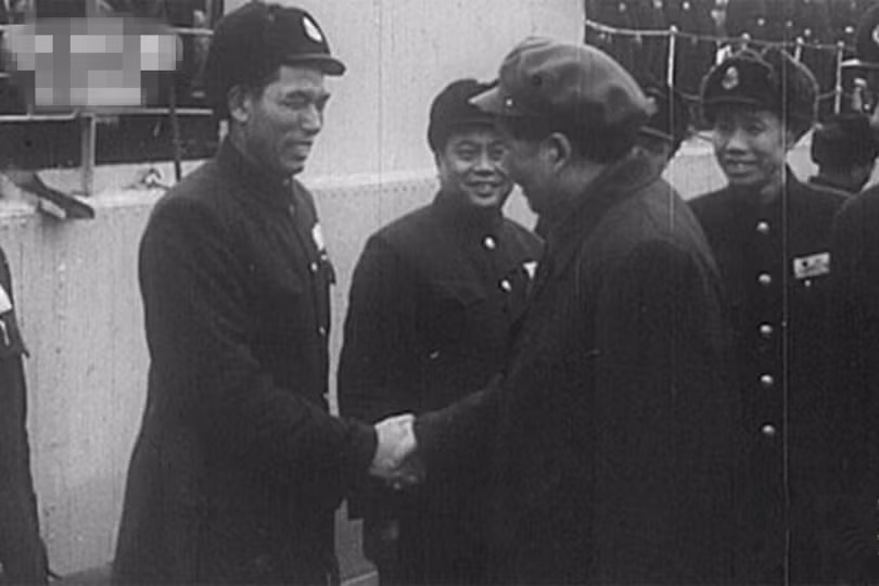 Ông Mao Trạch Đông thăm đơn vị hải quân tham gia vụ pháo kích - hình ảnh trong phim (Ảnh: Đa Chiều). Ông Mao Trạch Đông thăm đơn vị hải quân tham gia vụ pháo kích - hình ảnh trong phim (Ảnh: Đa Chiều).