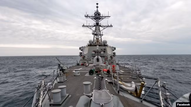 Tàu khu trục tên lửa USS Barry đi qua eo biển Đài Loan hôm 23/4 (Ảnh: US Navy).