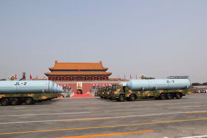 Tên lửa chiến lược Julang-2 phóng từ tàu ngầm trong cuộc diễu binh 1/10/2019 (Ảnh: Tân Hoa xã). Tên lửa chiến lược Julang-2 phóng từ tàu ngầm trong cuộc diễu binh 1/10/2019 (Ảnh: Tân Hoa xã).