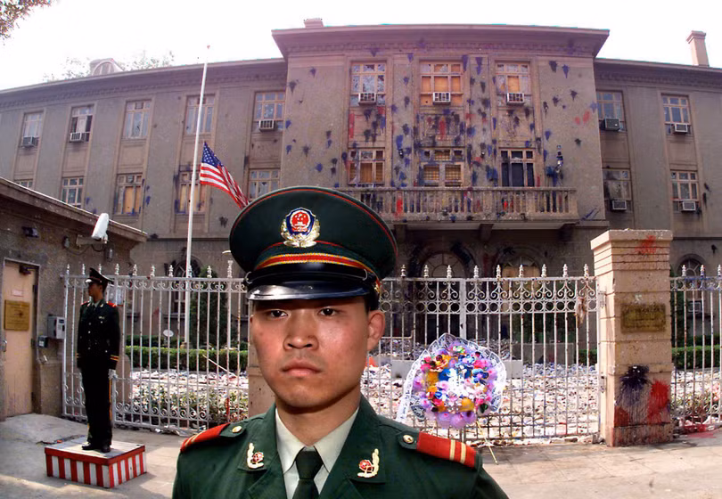 Đại sứ quán Mỹ tại Bắc Kinh bị người biểu tình Trung Quốc tấn công sau sự kiện Sứ quán Trung Quốc ở Nam Tư bị máy bay NATO ném bom (Ảnh: AFP). Đại sứ quán Mỹ tại Bắc Kinh bị người biểu tình Trung Quốc tấn công sau sự kiện Sứ quán Trung Quốc ở Nam Tư bị máy bay NATO ném bom (Ảnh: AFP).