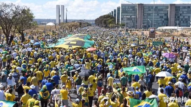 Dân chúng Brazil biểu tình phản đối đeo khẩu trang và các biện pháp phong tỏa chống dịch (Ảnh: Voorp). Dân chúng Brazil biểu tình phản đối đeo khẩu trang và các biện pháp phong tỏa chống dịch (Ảnh: Voorp).