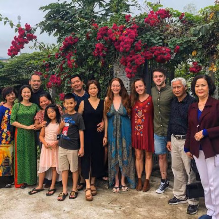 Becky Henson Walne, Richard Dineen và Sinead Goldsmith cùng người dân địa phương trước khi đại dịch Covid-19 bùng phát (Ảnh: echolive.ie).