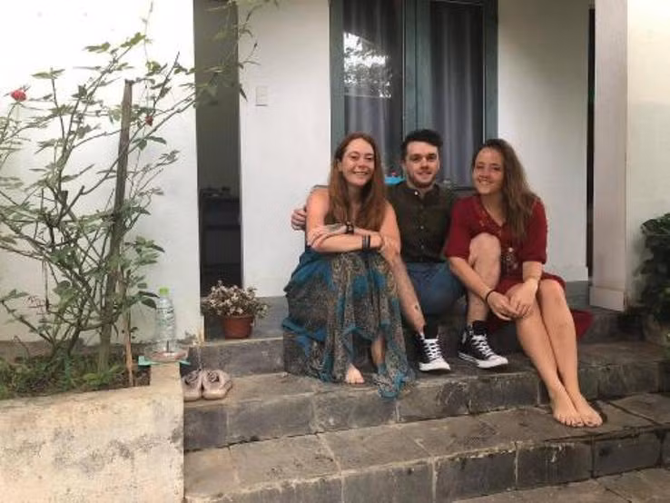 Becky Henson Walne, Richard Dineen và Sinead Goldsmith tại ngôi nhà họ sống ở Quảng Nam, Việt Nam