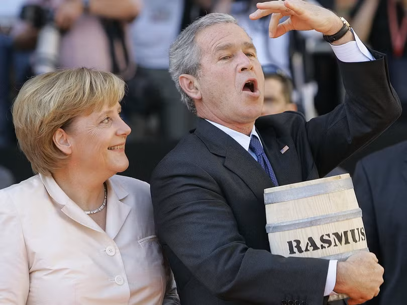 Ngày 14 tháng 7 năm 2006, Tổng thống Hoa Kỳ lúc bấy giờ là George W. Bush và phu nhân Laura Welch Bush đã đến thăm bang Mecklenburg-Vorpommern của Đức. Tại đây, ông Bush đã nhận được một món quà là Thùng cá xanh.