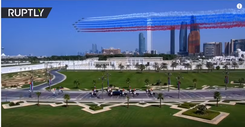 Các máy bay quân sự của UAE phun khói màu quốc kỳ Nga trong lễ đón Tổng thống Putin
