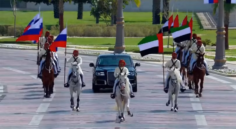 Đội kỵ binh Hoàng gia UAE hộ tống xe chở Tổng thống Putin tiến vào Hoàng cung