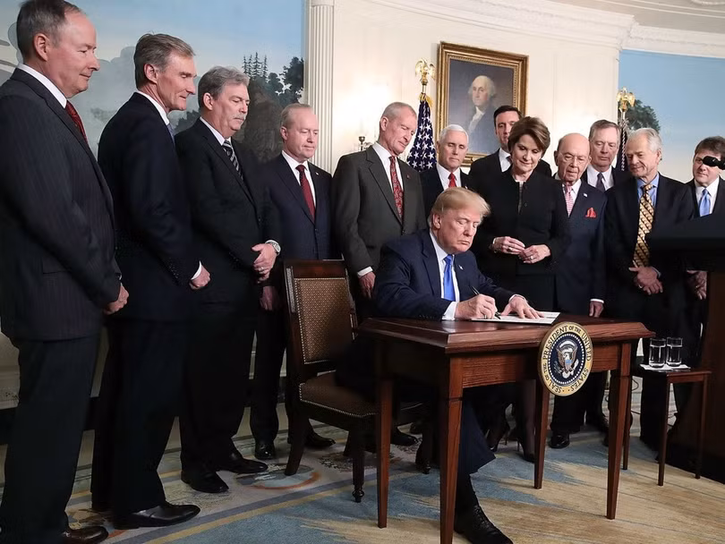 Ngoài ông Peter Navarro, ông Donald Trump còn tập hợp quanh mình đội ngũ gồm nhiều người chủ trương cứng rắn với Trung Quốc Ngoài ông Peter Navarro, ông Donald Trump còn tập hợp quanh mình đội ngũ gồm nhiều người chủ trương cứng rắn với Trung Quốc