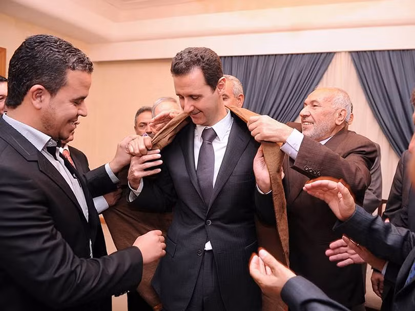 Ngày 6 tháng 11 năm 2013, một phái đoàn Algeria đã đến thăm Syria và đích thân khoác lên người Tổng thống Syria Bashar Assad một chiếc áo choàng da quý. Đây chính là món quà của phái đoàn tặng Tổng thống Assad.