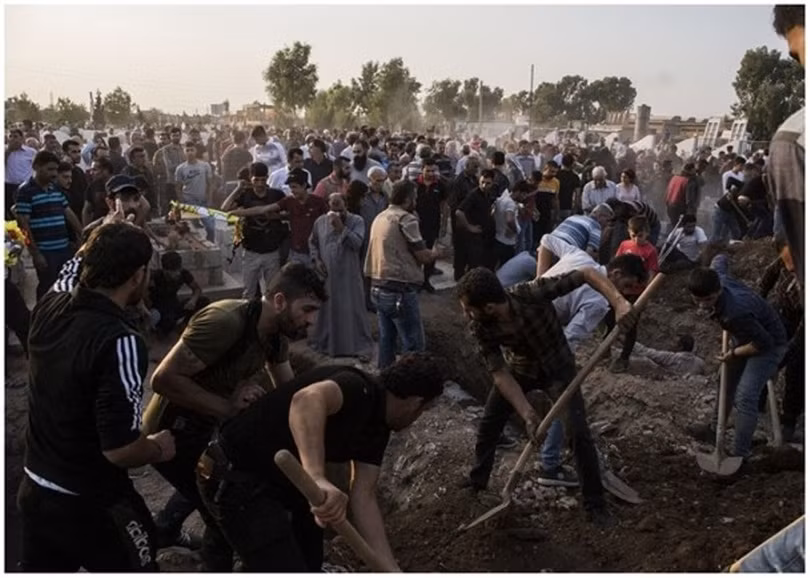 Người dân Syria chôn cất những người bị chết trong cuộc tấn công của quân đội Thổ Nhĩ Kỳ Người dân Syria chôn cất những người bị chết trong cuộc tấn công của quân đội Thổ Nhĩ Kỳ