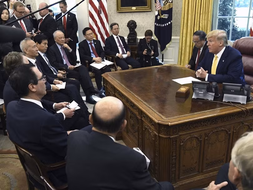 Ông Trump tiếp ông Lưu Hạc và đoàn đàm phán Trung Quốc tại Phòng Bầu dục trong Nhà Trắng. Ảnh: VCG/Đa Chiều.