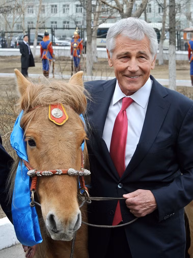 Ngày 10 tháng 4 năm 2014, ông Chuck Hagel, khi đó là Bộ trưởng Quốc phòng Hoa Kỳ, đã nhận món quà là con ngựa từ Bộ trưởng Quốc phòng Mông Cổ.