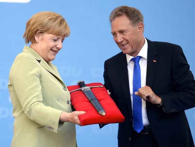 Ngày 21 tháng 8 năm 2013, Thủ tướng Đức Angela Merkel đã tham dự chiến dịch bầu cử ở Schwäbisch Gmünd, Đức. Ứng cử viên Đảng Dân chủ Thiên chúa giáo (CDU) Norbert Barthle đã tặng bà một thanh bảo kiếm.