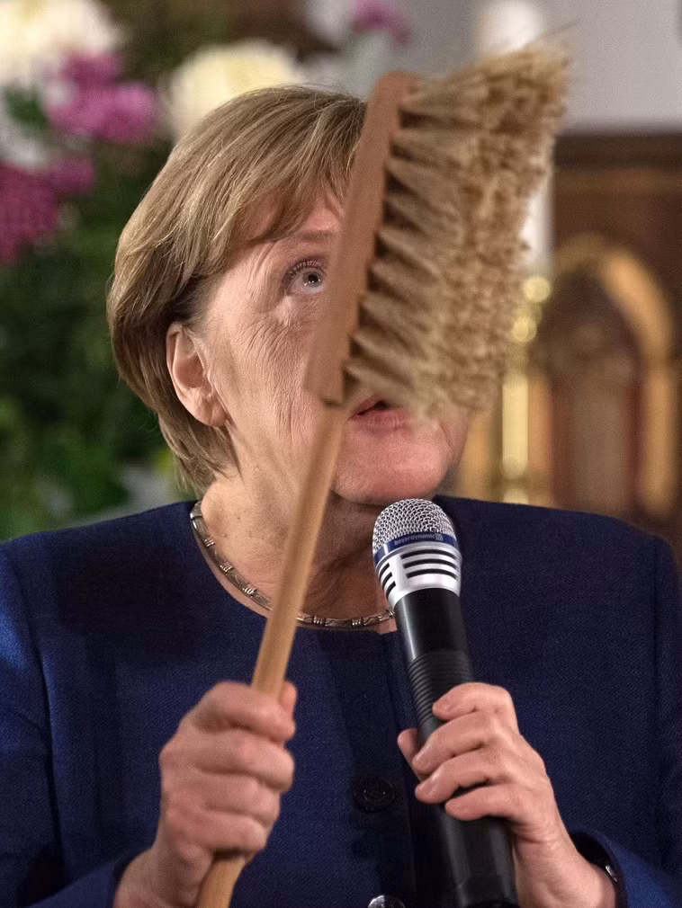 Ngày 8 tháng 11 năm 2017, Thủ tướng Đức Angela Merkel đã tham dự và đăng đàn phát biểu tại buổi Lễ diễn thuyết truyền thống hàng năm của Nhà thờ Oberlin ở Potsdam và nhận được một món quà kỳ lạ là một chiếc bàn chải.