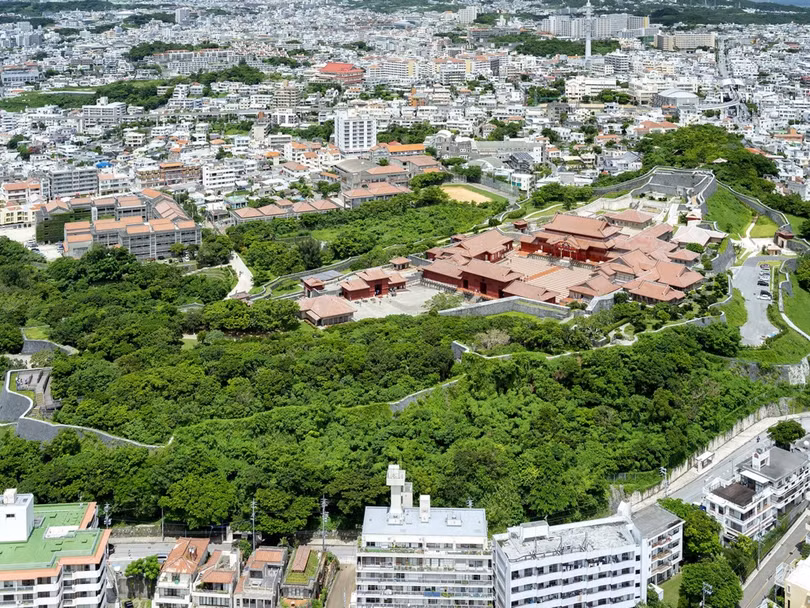 Toàn cảnh Lâu đài Shuri trong thành phố Naha. Toàn cảnh Lâu đài Shuri trong thành phố Naha.