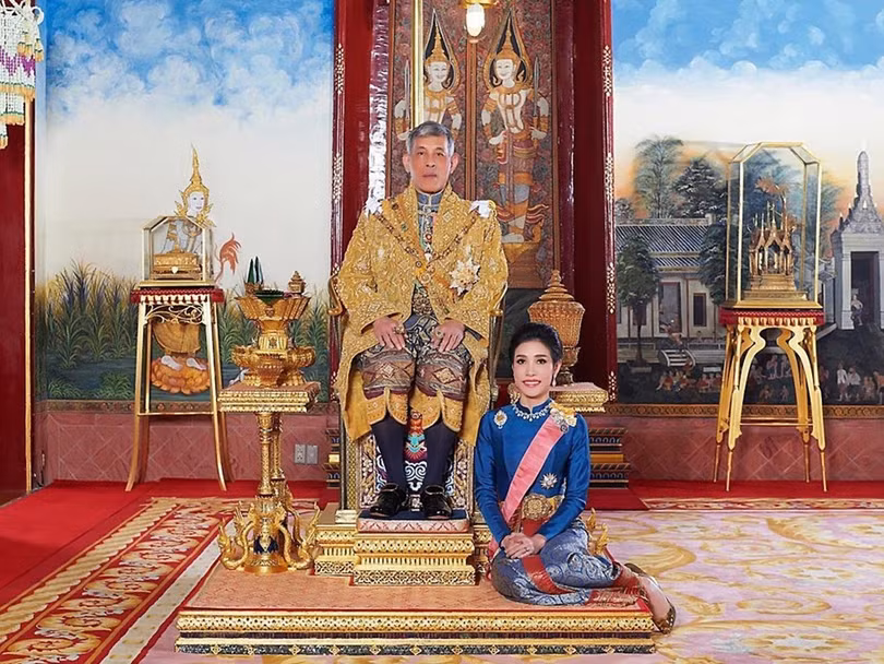 Quốc vương Rama X và Hoàng quý phi Sineenat Wongvajirapakdi