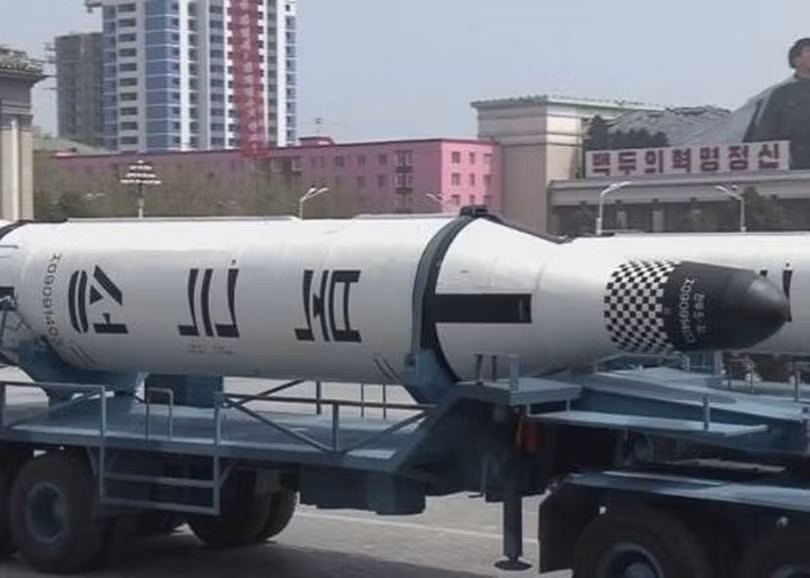 Tên lửa “Pukguksong-3” xuất hiện tại một cuộc diễu binh từng gây nghi ngờ về sự tồn tại của nó trong thực tế Tên lửa “Pukguksong-3” xuất hiện tại một cuộc diễu binh từng gây nghi ngờ về sự tồn tại của nó trong thực tế