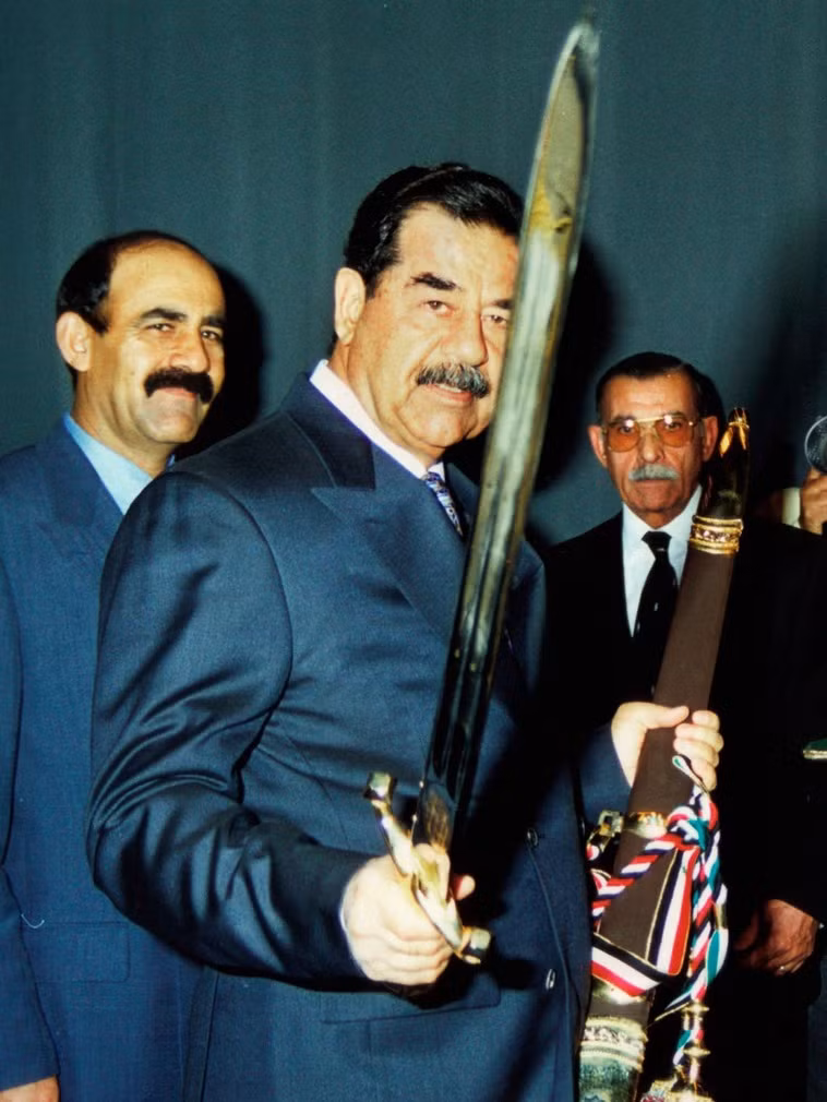 Ngày 17 tháng 10 năm 2002, ông Saddam Hussein, lúc đó là Tổng thống Iraq, trước khi tuyên thệ nhậm chức đã khoe thanh bảo kiếm mà ông được tặng.