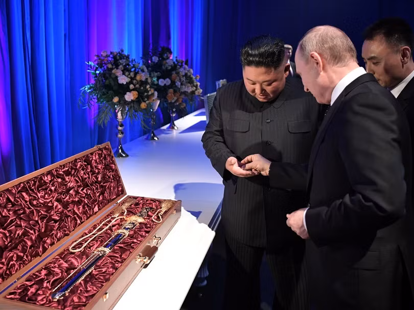 Ngày 25 tháng 4 năm 2019, sau khi Tổng thống Nga Vladimir Putin và nhà lãnh đạo Triều Tiên Kim Jong-un kết thúc cuộc hội đàm riêng tại Vladivostok. Tại tiệc chiêu đãi của Nga dành cho ông Kim Jong-un, hai ông đã trao đổi quà tặng. Ông Kim Jong-un tặng ông Putin một thanh bảo kiếm Triều Tiên. Ông Kim Jong-un nói: “Đây là món quà tôi đã chuẩn bị cho Ngài ... Nó đại diện cho sức mạnh hỗ trợ Ngài và linh hồn của tôi và nhân dân chúng tôi”.