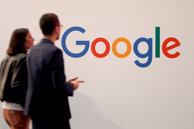 Khách hàng đi qua logo của Google tại Hội thảo công nghệ cấp cao Viva Tech được tổ chức ở Paris, Pháp ngày 16.5.2019. Ảnh: Reuters Ảnh: Reuters
