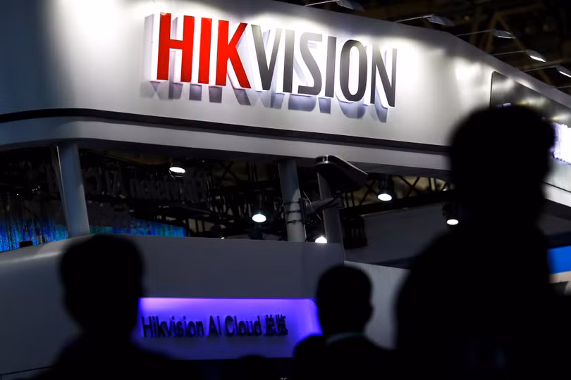 Khách thăm quan đi bộ gần gian hàng của Công ty công nghệ kỹ thuật số Hikvision tại triển lãm Security China 2018 về an ninh công cộng được tổ chức tại Bắc Kinh, Trung Quốc ngày 23.10.2018. Ảnh: Reuters Khách thăm quan đi bộ gần gian hàng của Công ty công nghệ kỹ thuật số Hikvision tại triển lãm Security China 2018 về an ninh công cộng tại Bắc Kinh, Trung Quốc ngày 23.10.2018. Ảnh: Reuters