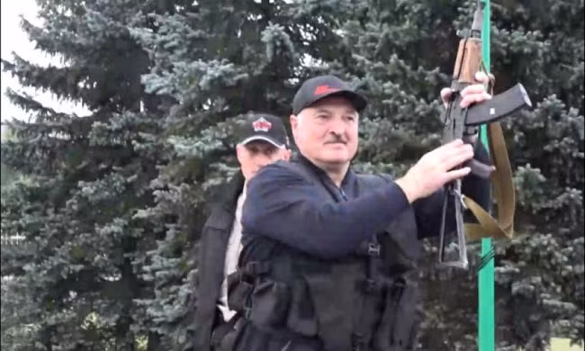 Tổng thống Belarus A.Lukashenko cầm súng tại dinh thự, thể hiện quyết tâm ổn định tình hình (Ảnh: EAD) Tổng thống Belarus A.Lukashenko cầm súng tại dinh thự, thể hiện quyết tâm ổn định tình hình (Ảnh EAD)
