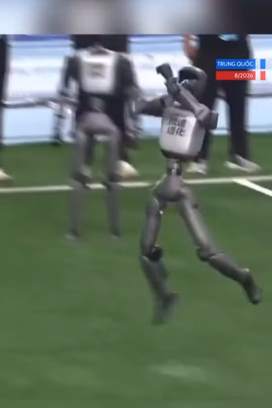 Robot ghi bàn, ăn mừng kiểu Ronaldo “Siu” 
