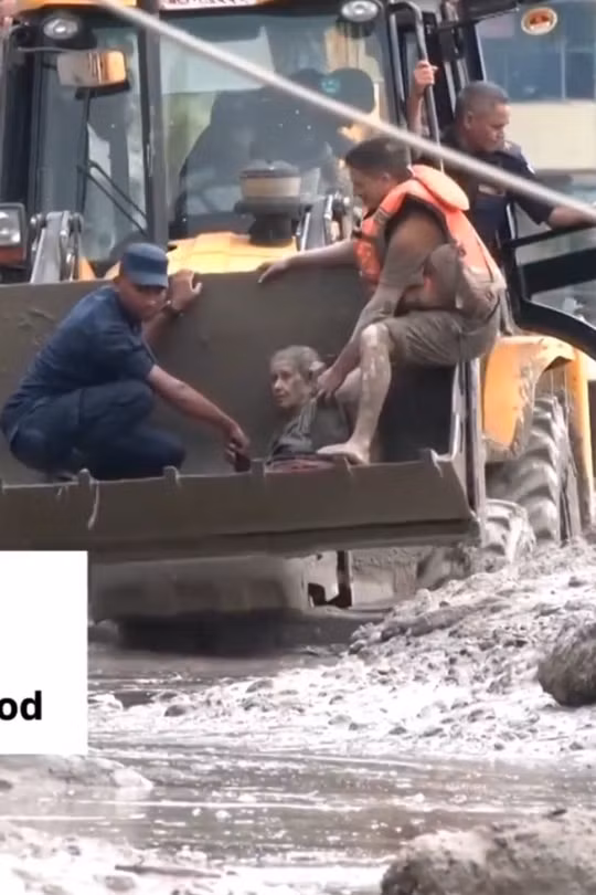 Khoảnh khắc kỳ diệu giữa thảm họa lũ quét khiến hơn 500 người chết ở Nepal