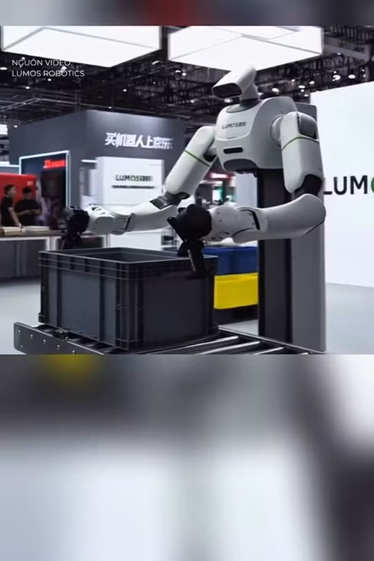 Robot “công nhân” nâng 50 kg của Trung Quốc bắt đầu vào nhà máy