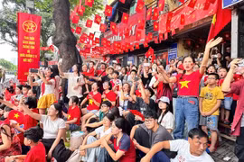 Yêu nước, đoàn kết, tự cường, nghĩa tình, trung thực, trách nhiệm, kỷ cương và sáng tạo là những chuẩn mực con người Việt Nam. Trong ảnh, người dân vẫy cờ khi chào đón các khối tổng duyệt diễu binh, diễu hành chào mừng 80 năm Cách mạng tháng Tám thành công và Quốc khánh 2/9 (A80) diễn ra tại Hà Nội. Ảnh: Quỳnh An.