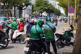 Xe công nghệ tăng giá cước, phí nền tảng: Tài xế, người dùng và chủ shop online lo âu