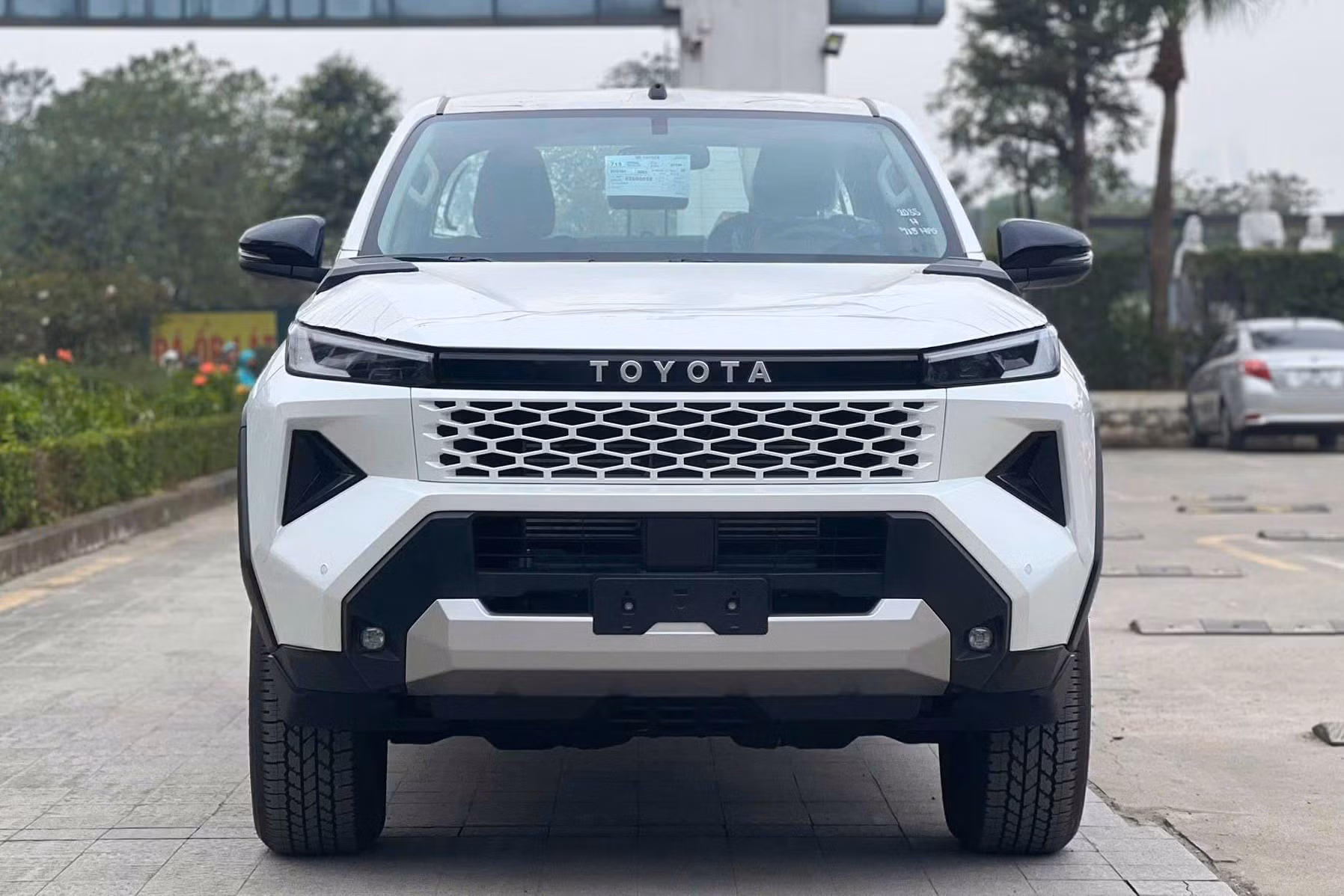 khach-mua-toyota-hilux-the-he-moi-phai-cho-den-thang-5-anh-2.jpg