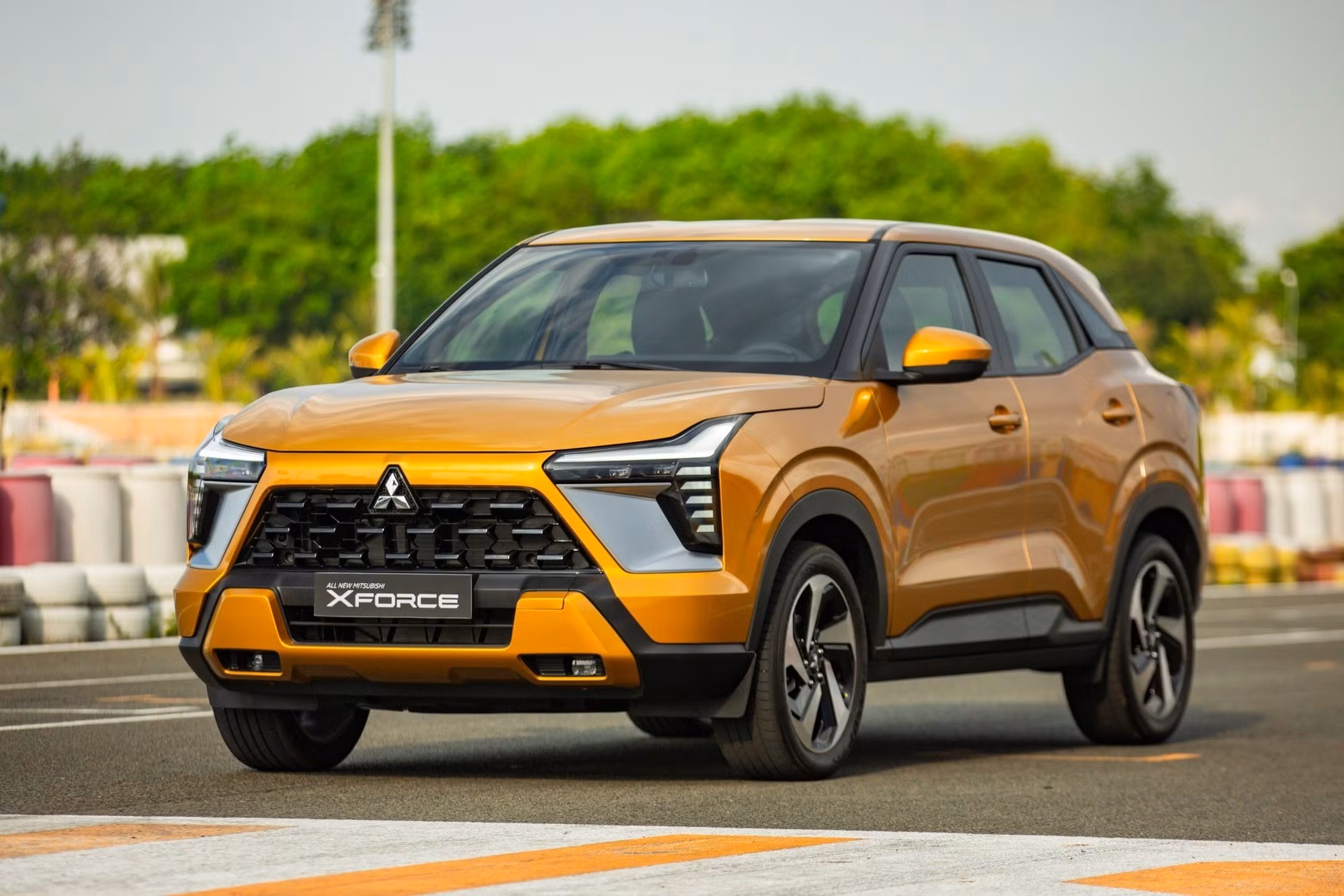 toyota-duoi-suc-mitsubishi-xforce-lat-nguoc-the-co-gianh-ngoi-dau-nam-2025-anh-2.jpg