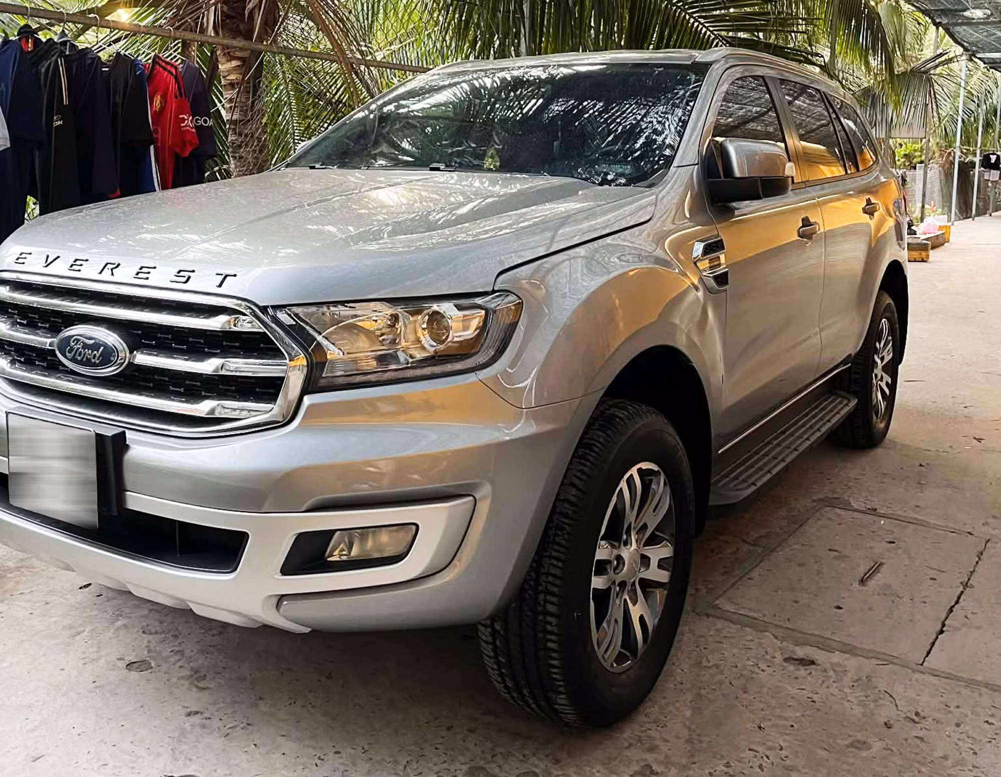 ford-everest-bi-rut-trom-nhien-lieu.jpg