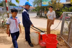 Học sinh ở xã Chân Mây - Lăng Cô tranh thủ ngoài giờ học đi hứng từng xô nước từ xe bồn của HueWACO. Ảnh NL.
