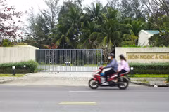 Dự án Khu Du lịch Biển Hoa Trung (còn gọi là Khu du lịch ven biển Hòn Ngọc Á Châu) do Công ty Cổ phần Hòn Ngọc Á Châu làm chủ đầu tư. Ảnh GH.