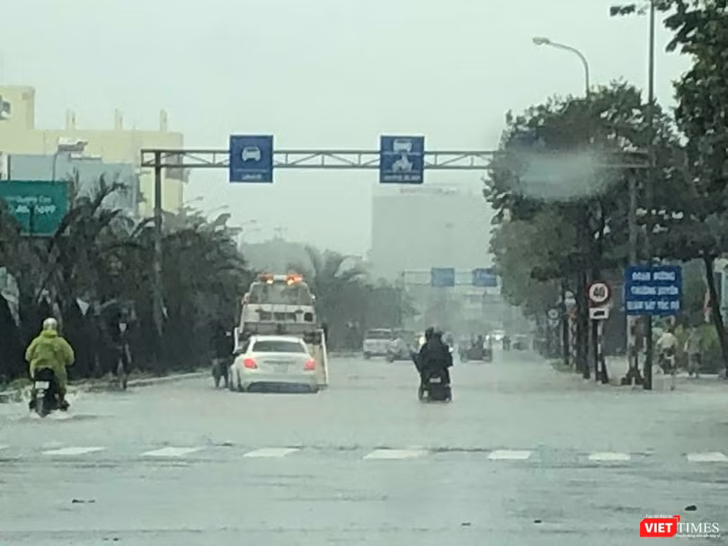 Các phương tiện giao thông chết máy nằm la liệt trên các tuyến đường vì ngập úng. Các công ty cung cấp dịch vụ cứu hộ làm không hết việc.