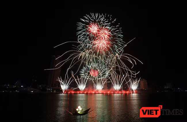 Tối 24/6, đêm chung kết Lễ hội pháo hoa quốc tế Đà Nẵng 2017-DIFF 2017 mang chủ đề “Mộc” đã diễn ra với màn trình diễn đặc sắc của “3 chàng ngư lâm” Anh-Úc-Ý và ngôi quán quân đã thuộc về đội Ý.