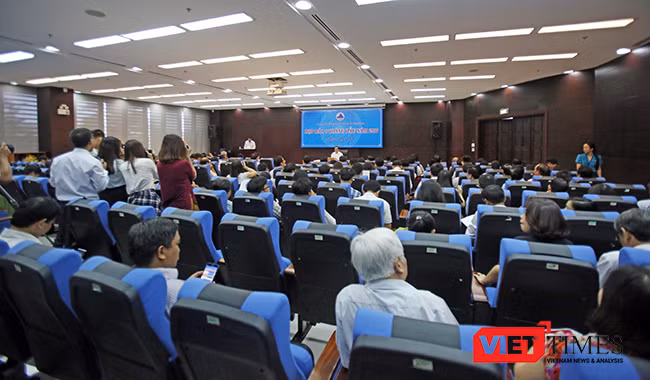 Sáng 27/6, UBND TP Đà Nẵng đã tổ chức buổi Họp báo thường kỳ 6 tháng đầu năm 2017 do Chủ tịch UBND TP Đà Nẵng Huỳnh Đức Thơ chủ trì