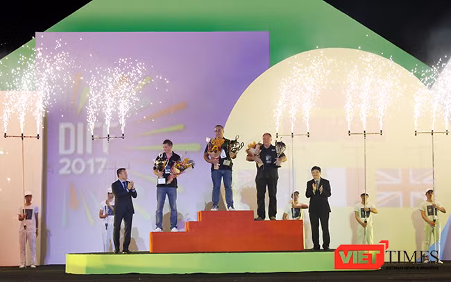 Tối 24/6, đêm chung kết Lễ hội pháo hoa quốc tế Đà Nẵng 2017-DIFF 2017 mang chủ đề “Mộc” đã diễn ra với màn trình diễn đặc sắc của “3 chàng ngư lâm” Anh-Úc-Ý và ngôi quán quân đã thuộc về đội Ý.