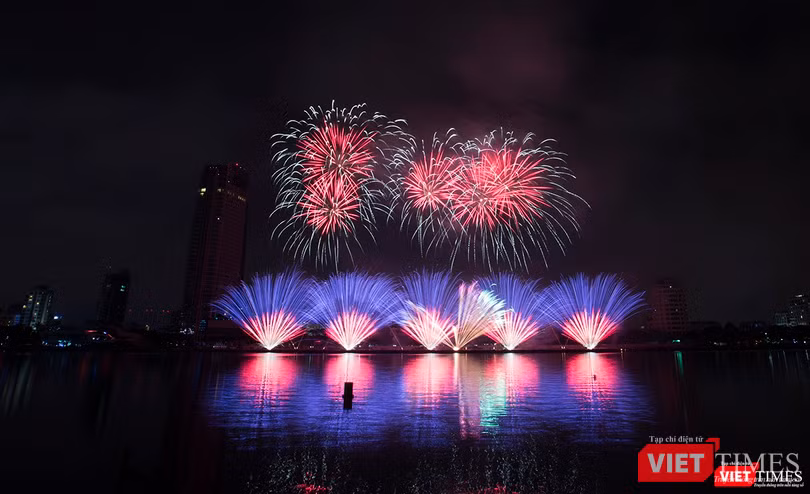 Pháo hoa Đà Nẵng 2018: Cận cảnh hàng vạn người nhún nhảy cùng đội Ba Lan bên “những cây cầu huyền thoại“ ảnh 18