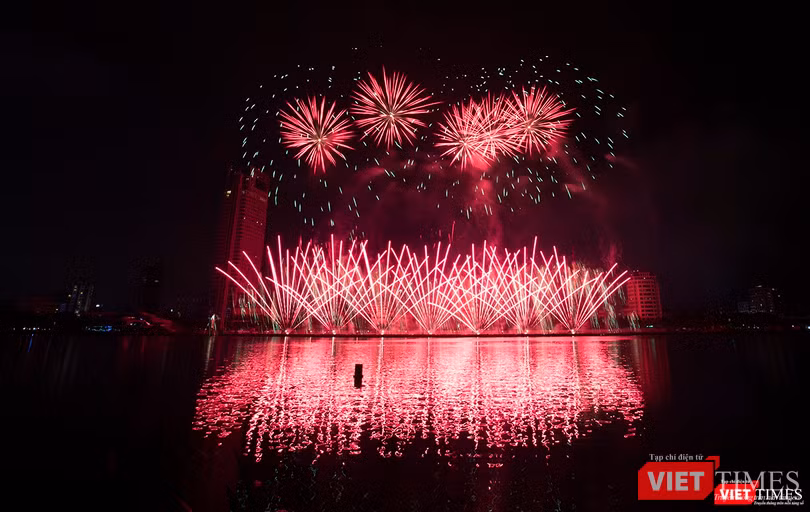 Pháo hoa Đà Nẵng 2018: Cận cảnh hàng vạn người nhún nhảy cùng đội Ba Lan bên “những cây cầu huyền thoại“ ảnh 31