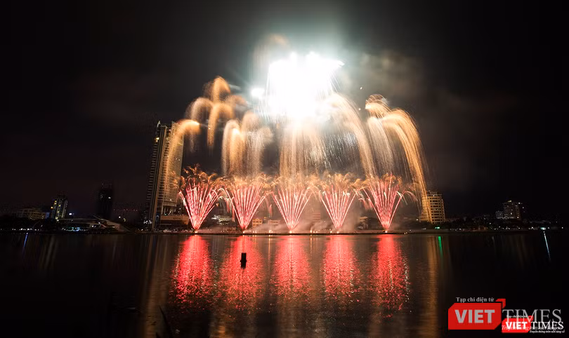 Pháo hoa Đà Nẵng 2018: Cận cảnh hàng vạn người nhún nhảy cùng đội Ba Lan bên “những cây cầu huyền thoại“ ảnh 27