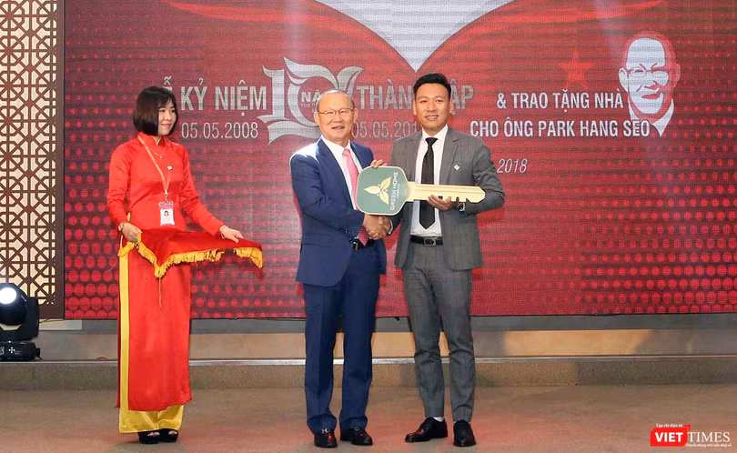 Tối 6/5, HLV Park Hang Seo cùng phu nhân đã đến Đà Nẵng nhận căn nhà do Công ty Phúc Hoàng Ngọc trao tặng và mong ông muốn cống hiến hết mình cho bóng đá Việt Nam.