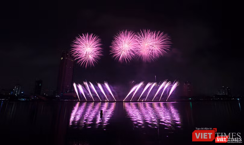 Pháo hoa Đà Nẵng 2018: Cận cảnh hàng vạn người nhún nhảy cùng đội Ba Lan bên “những cây cầu huyền thoại“ ảnh 9