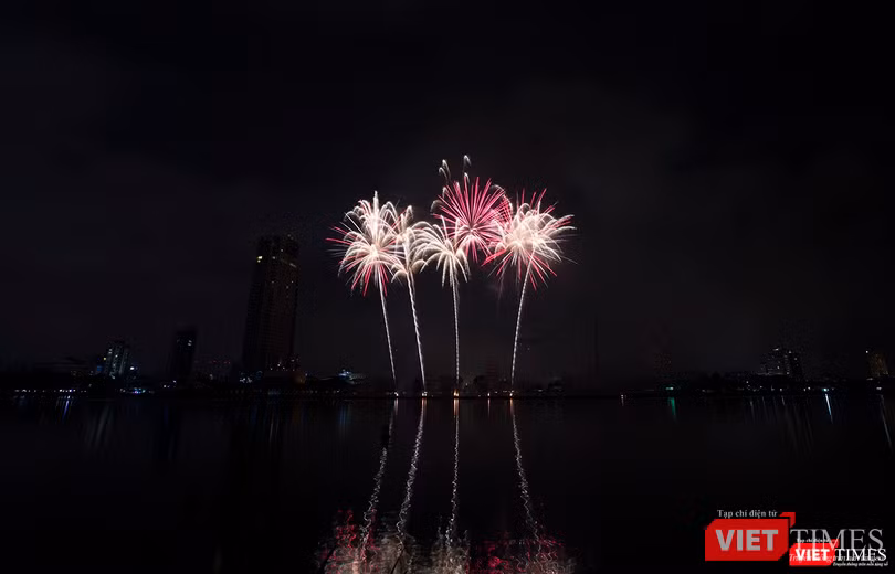 Pháo hoa Đà Nẵng 2018: Cận cảnh hàng vạn người nhún nhảy cùng đội Ba Lan bên “những cây cầu huyền thoại“ ảnh 37