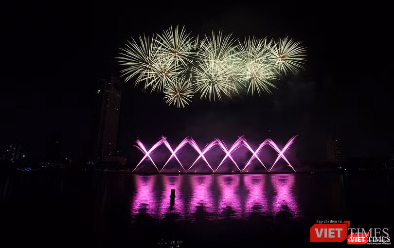 Pháo hoa Đà Nẵng 2018: Cận cảnh hàng vạn người nhún nhảy cùng đội Ba Lan bên “những cây cầu huyền thoại“ ảnh 6