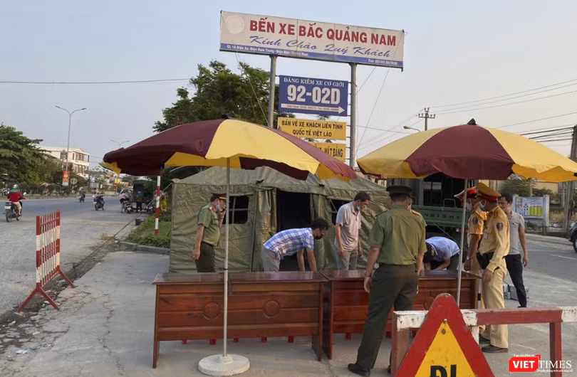 Lực lượng chức năng Quảng Nam tại chốt kiểm soát dịch trên tuyến đường bộ dẫn vào địa phương